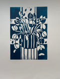 Tulipaner i stribet vase, petroleum