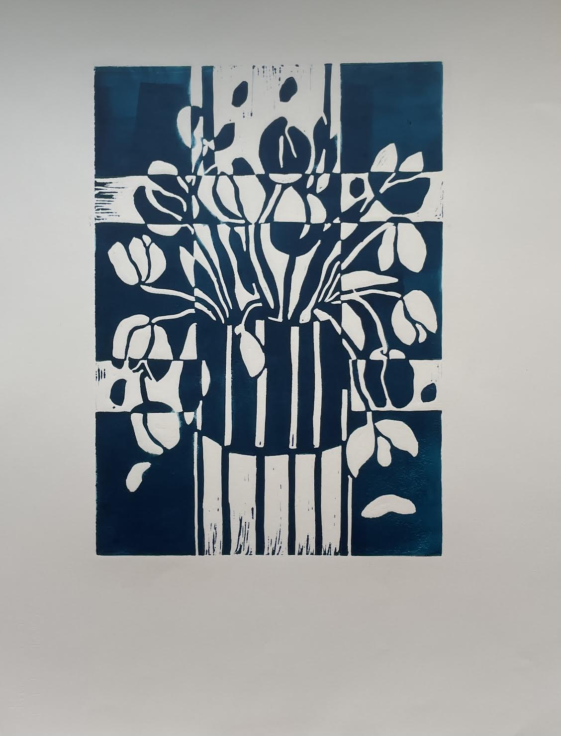 Tulipaner i stribet vase, petroleum