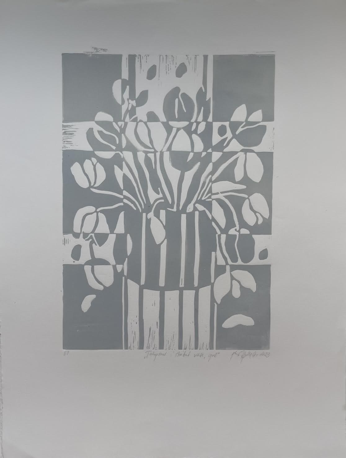 Tulipaner i stribet vase, lys grå